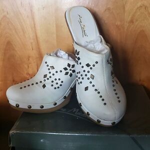 NWB NEW Clogs Heeled Clog Heels Leather Studded White Clog Silver Embellishments